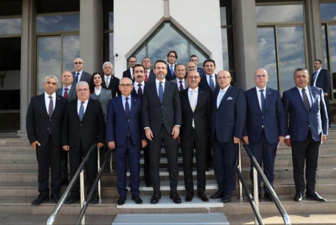 Bakan Bayraktar Sektör Temsilcileri İle Bir Araya Geldi